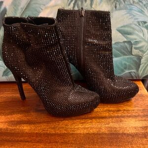 🥰Report Signature “Clarkson”Bootie, Black Satin/ Crystal, Sz 8